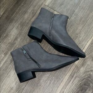 Men’s/ unisex size 9 1/2 brand new Chic Gray Ankle Boots with Zipper
